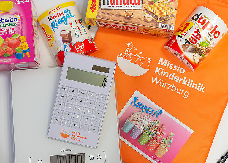 Eine Waage und einen Taschenrechner, aber auch ganz viel Süßigkeiten und eine aufmunternde Karte enthalten die Geschenktaschen für Diabetespatienten der Missio-Kinderklinik. Eine Waage und einen Taschenrechner, aber auch ganz viel Süßigkeiten und eine aufmunternde Karte enthalten die Geschenktaschen für Diabetespatienten der Missio-Kinderklinik.