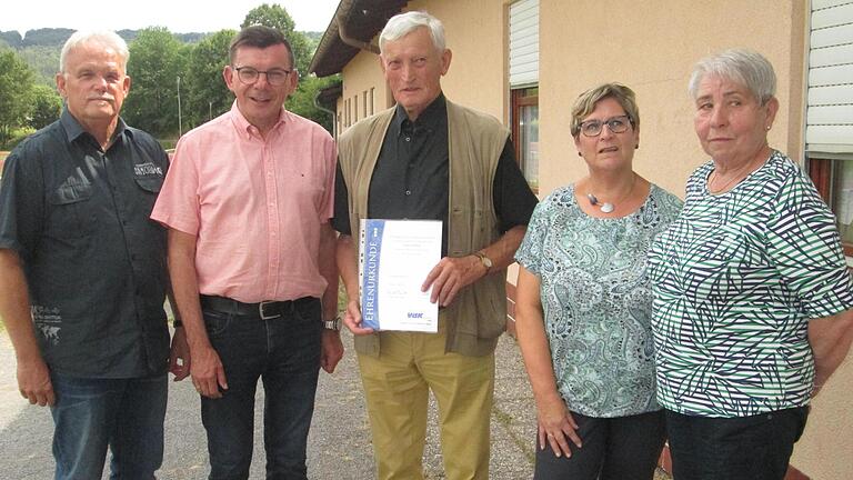 Vize-Ortsvorsitzender Siegfried Dill und Bürgermeister Armin Warmuth (von links) dankten Erwin Bock, Ute Merz und Gabriele Jachmann für ihr langjähriges ehrenamtliches Engagement. - Vize-Ortsvorsitzender Siegfried Dill und Bürgermeister Armin Warmuth (von links) dankten Erwin Bock, Ute Merz und Gabriele Jachmann für ihr langjähriges ehrenamtliches Engagement. Vize-Ortsvorsitzender Siegfried Dill und Bürgermeister Armin Warmuth (von links) dankten Erwin Bock, Ute Merz und Gabriele Jachmann für ihr langjähriges ehrenamtliches Engagement. - Vize-Ortsvorsitzender Siegfried Dill und Bürgermeister Armin Warmuth (von links) dankten Erwin Bock, Ute Merz und Gabriele Jachmann für ihr langjähriges ehrenamtliches Engagement.