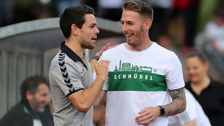 So ändern sich die Zeiten: Auf unserem Bild aus dem Juli 2021 war FC-05-Trainer Victor Kleinhenz noch Aubstädter, Augsburgs Coach Tobias Strobl noch Schweinfurter. So ändern sich die Zeiten: Auf unserem Bild aus dem Juli 2021 war FC-05-Trainer Victor Kleinhenz noch Aubstädter, Augsburgs Coach Tobias Strobl noch Schweinfurter. 