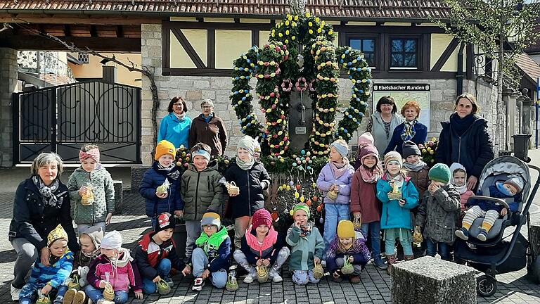 Auf dem Foto einige der Steinbacher Frauen, die den österlichen Brauch aufrechterhalten, sowie die Kindergartenkinder mit zwei Betreuerinnen.