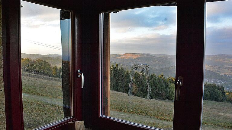 Einen Blick nach allen Richtungen zur Piste und ins Tal hat man vom Innenraum durch die großen Fenster Einen Blick nach allen Richtungen zur Piste und ins Tal hat man vom Innenraum durch die großen Fenster