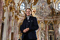 Die Chefin des Besucherdienstes Susanne Streichfuß führt Gäste durch den Kaisersaal in der Residenz in Würzburg.