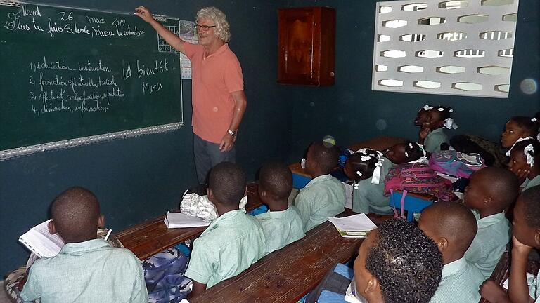 Jürgen Schmitt vor der ersten Klasse der Schule in Carrefour. Die Taubertäler Hilfsgemeinschaft engagiert sich in Haiti. In den vergangenen zehn Jahren konnte der Verein aus Lauda-Königshofen dort mehr als eine halbe Million Euro an Spenden investieren. Jürgen Schmitt vor der ersten Klasse der Schule in Carrefour. Die Taubertäler Hilfsgemeinschaft engagiert sich in Haiti. In den vergangenen zehn Jahren konnte der Verein aus Lauda-Königshofen dort mehr als eine halbe Million Euro an Spenden investieren.