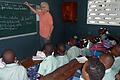 Jürgen Schmitt vor der ersten Klasse der Schule in Carrefour. Die Taubertäler Hilfsgemeinschaft engagiert sich in Haiti. In den vergangenen zehn Jahren konnte der Verein aus Lauda-Königshofen dort mehr als eine halbe Million Euro an Spenden investieren.