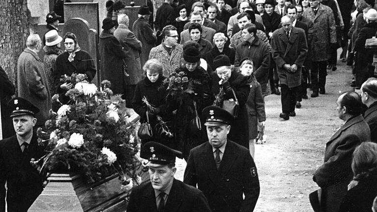 Mehrere tausend Menschen begleiteten den ermordeten Taxifahrer auf seinem letzten Weg. Es war die bis dahin größte Beerdigung nach dem Krieg, die auf dem Würzburger Friedhof stattfand. Mehrere tausend Menschen begleiteten den ermordeten Taxifahrer auf seinem letzten Weg. Es war die bis dahin größte Beerdigung nach dem Krieg, die auf dem Würzburger Friedhof stattfand.