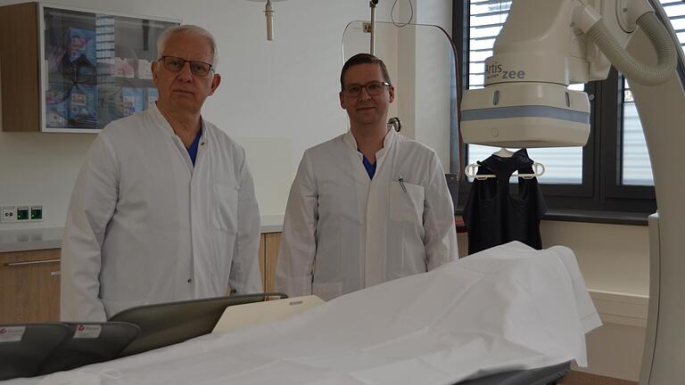 Das Gleichgewicht halten zwischen der Behandlung von Corona-Patienten und der Sicherstellung der Versorgung anderer schwer- und schwerstkranker Personen - diese Zielvorgabe haben Chefarzt Prof. Dr. Sebastian Kerber (links) und Oberarzt Dr. Daniel Hansch im Visier. Das Bild zeigt die beiden Ärzte im Herzkatheterlabor des Rhön-Klinikum Campus Bad Neustadt.