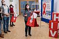 Heidrun Brand, Leiterin der Caritas-Aids-Beratung Unterfranken, verteilt Aktionstaschen an die teilnehmenden Organisationen und Gruppen im Bündnis „Würzburg zeigt Schleife“.