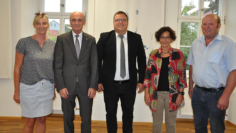 Der Mann in der Mitte, Alexander Bergmann, möchte Hofheim künftig führen. Bei der Nominierungsversammlung bekam er große Zustimmung (von links): Heidi Müller-Gärtner, Landrat Wilhelm Schneider, Alexander Bergmann, stellvertretende CSU-Ortsvorsitzende Michaela Just und Zweiter Bürgermeister Reinhold Giebfried. Der Mann in der Mitte, Alexander Bergmann, möchte Hofheim künftig führen. Bei der Nominierungsversammlung bekam er große Zustimmung (von links): Heidi Müller-Gärtner, Landrat Wilhelm Schneider, Alexander Bergmann, stellvertretende CSU-Ortsvorsitzende Michaela Just und Zweiter Bürgermeister Reinhold Giebfried.