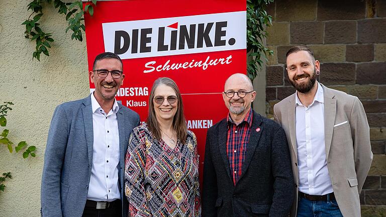 Die Linken-Fraktion im Schweinfurter Stadtrat verabschiedete Sinan Öztürk. Im Bild von links: Sinan Öztürk, Andrea C. Greber, Frank Firsching und Robert Striesow. Öztürk wurde im April zum&nbsp; stellvertretenden Verdi-Landesbezirksleiter gewählt.