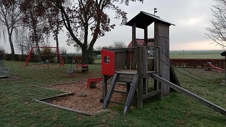 Den Ballingshäuser Spielplatz auch für ältere Kinder attraktiv machen: Dafür hat ein Spender 10.000 Euro zugesagt. Doch so einfach ist es nicht.