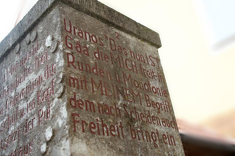 Der Rätselstein in Ebelsbach wurde 1928 fertiggestellt. In die rechte Säule sind verschiedene Texte eingemeißelt.