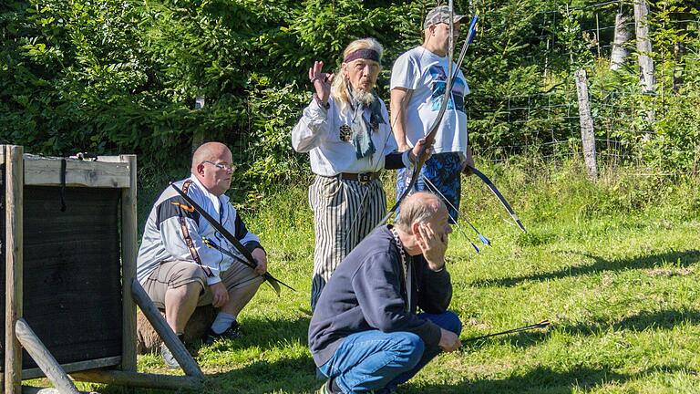 Konzentriert beobachten Bewohner  des Hauses Sonnenblick der AWO das Bogenschießen ihrer Kollegen.