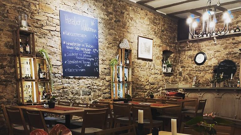 Aus ihrer alten Scheune im Sulzfelder Altort machten die Luckerts ein Weinbistro.