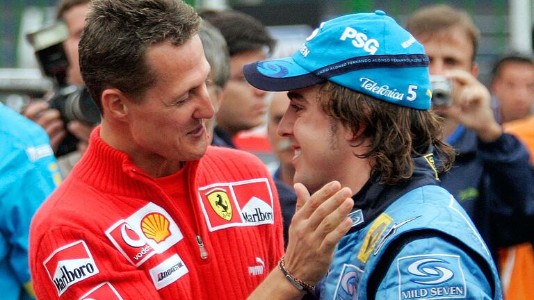 Fernando Alonso (r) und Michael Schumacher       -  Fernando Alonso erstes Weltmeisterstück.