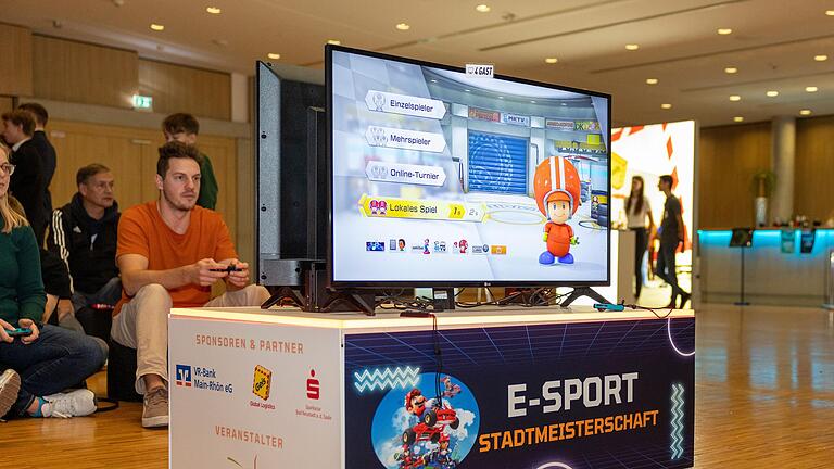 Die Stadthalle wird zum digitalen Wettkampfplatz: Jugendliche ab zwölf Jahren konnten sich bei der ersten E-Sport-Stadtmeisterschaft in Bad Neustadt in den zwei Spielen 'Mario Kart' und 'FC25' messen. Hier auf dem Bild zu sehen ist das virtuelle Autorennspiel 'Mario Kart'.