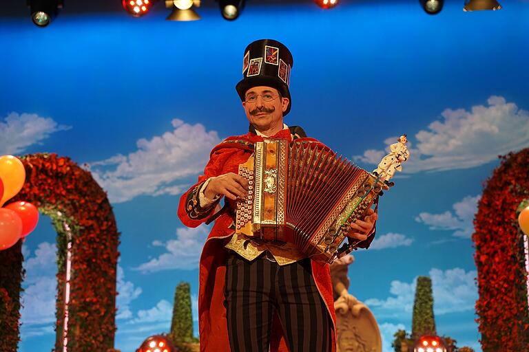 Herr in der Manege war Oti Schmelzer 2021 als Zirkusdirektor bei 'Fastnacht in Franken'. Herr in der Manege war Oti Schmelzer 2021 als Zirkusdirektor bei 'Fastnacht in Franken'.