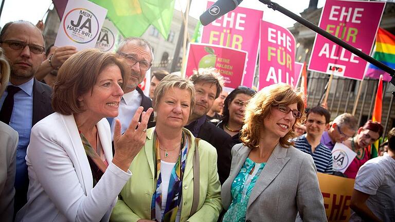 Abstimmung zur Gleichstellung homosexueller Partnerschaften       -  Debatten auch vor dem Bundesrat: Die Ministerpräsidentin von Rheinland-Pfalz, Malu Dreyer (SPD, links), und die stellvertretende Ministerpräsidentin von Nordrhein-Westfalen, Sylvia Löhrmann (Die Grünen, Zweite von links), bei einer Kundgebung für die &bdquo;Ehe für alle&ldquo;.