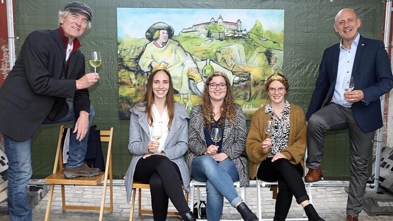 Bei der Eröffnung: (von links) Carlo Dernbach, die Weinprinzessinnen Loraine, Annika und Lea sowie Paul Kruck Bei der Eröffnung: (von links) Carlo Dernbach, die Weinprinzessinnen Loraine, Annika und Lea sowie Paul Kruck