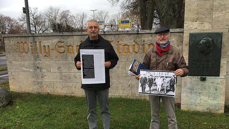 Der Sprecher der 'Initiative gegen das Vergessen', Klaus Hofmann (rechts), und Mitglied Norbert Lenhard präsentierten die Unterstützerliste.