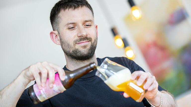 Tim Zenglein aus Haßfurt ist Hobbybrauer, hat seine Passion aber inzwischen auch zum Beruf gemacht. Hier schenkt er sich sein eigenes&nbsp; Craft-Bier ein: ein India Pale Ale.