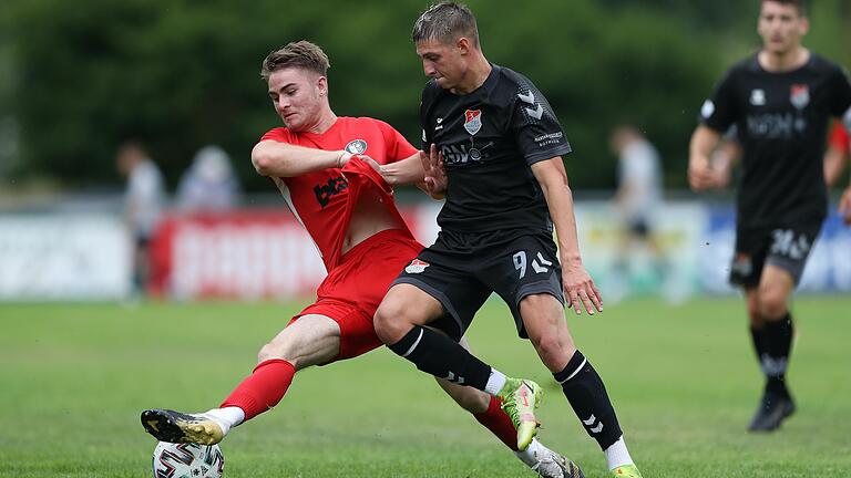 Tim Zachrau (links, TuS Frammersbach) muss sich Andre Rumpel, dem Angreifer des TSV Aubstadt, erwehren.