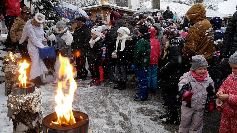 Zwischen Schneeflocken: der Weihnachtsengel in Oberwerrn 2017.