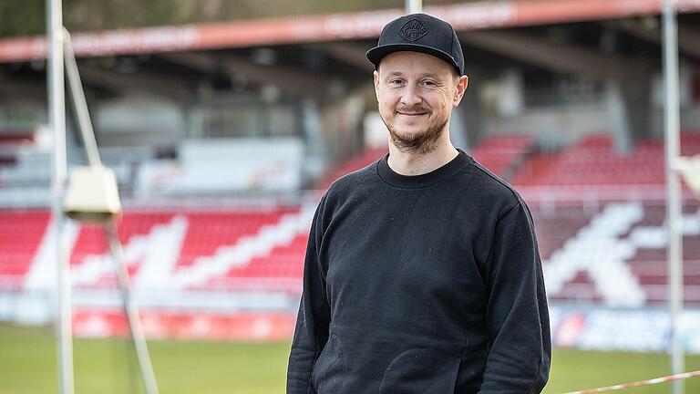 Tobi Grimm ist Radiomoderator, DJ, Stadionsprecher der Würzburger Kickers und SPD-Kreisrat im Landkreis Würzburg.