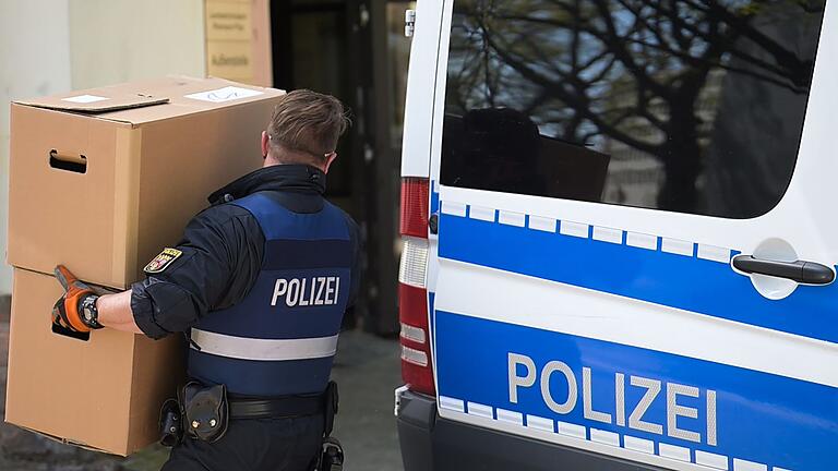 Großeinsatz gegen Mafia - Sichergestelltes Material.jpeg - Ein Polizeibeamter entlädt am Landeskriminalamt Rheinland-Pfalz einen Transporter mit sichergestelltem Material aus einer Razzia in mehreren Bundesländern gegen die italienische Mafia 'Ndrangheta. Großeinsatz gegen Mafia - Sichergestelltes Material.jpeg - Ein Polizeibeamter entlädt am Landeskriminalamt Rheinland-Pfalz einen Transporter mit sichergestelltem Material aus einer Razzia in mehreren Bundesländern gegen die italienische Mafia 'Ndrangheta.