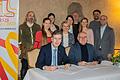 Im Rahmen des Bauernkrieg-Gedenkjahrs wird ein Mittelmarktmarkt in Würzburg zu einer Zeitreise einladen. Oberbürgermeister Christian Schuchardt (links) und Bürgermeister Helmut Krämer unterzeichneten den Kooperationsvertrag. Ein großes Team steckt hinter dem Programm: Zweite und dritte Reihe von links: Die 'Freiheitskämpfer' der Florian-Geyer-Festspiele Christian Göbel und Ivonne Göbel, Friederike Langeworth, Kreisarchivpflegerin, Annette Barreca und Diana Hufnagel, die beiden Koordinatorinnen des Mittelaltermarkts, der Künstlerische Leiter des Gedenkjahrs Georg Rootering, Daniela Ruß und Ingolf Stöcker vom städtischen Orgateam, das bei Kulturreferent Benedikt Stegmayer angesiedelt ist.