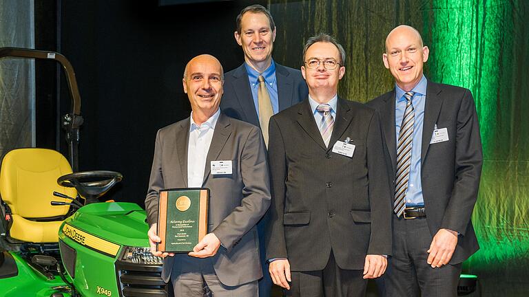 Michael Jendis hält die begehrte Auszeichnung in den Händen, (von links) Michael Jendis Executive Director Commercial Vehicles, Preh),Richard Czarnecki (Vice President Global Supply Management Agricultural &amp; Turf, John Deere),Roland Schlechter (Quality and Customer Service Engineer, Preh) und David Meyer (Vice President Global Supply Management &amp; Logistic, John Deere).