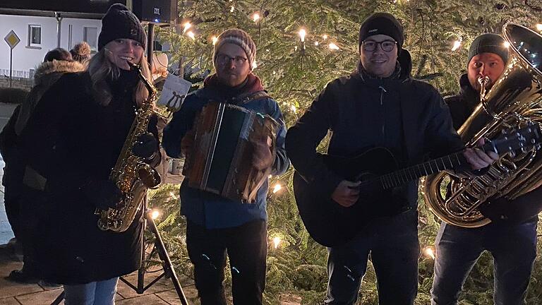 Die Mühlbacher Buam und 'Friends' vor ihrem Auftritt beim Adventsglühen in Mühlbach. Auf dem Foto zu sehen (von links): Viola Neugebauer (Feuerwehrfrau - Stadträtin), Sebastian Schmitt (Schriftführer FFW Mühlbach - Mühlbacher Buam), Nikolas Seubert (1. Kdt. FFW Mühlbach - Mühlbacher Buam), Markus Haupt (Feuerwehrmann).