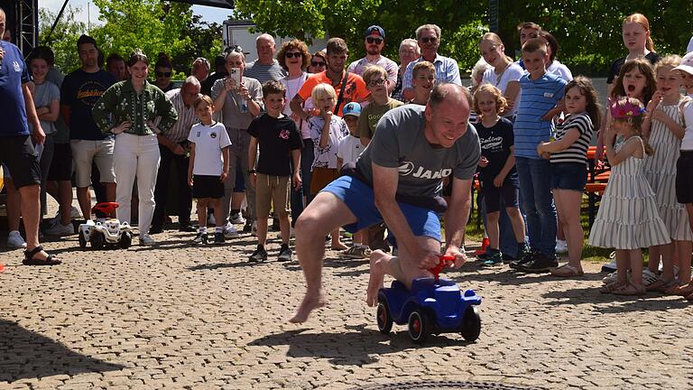 Da lacht OB Stefan Güntner noch. Doch auf dem Bobby-Car-Parcours stürzte er zweimal. Da lacht OB Stefan Güntner noch. Doch auf dem Bobby-Car-Parcours stürzte er zweimal.