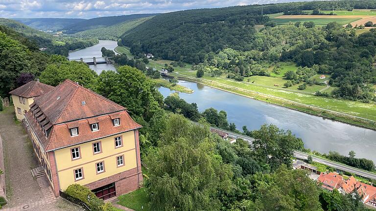 Blick vom Bergfried der Burg Rothenfels. Aus 26 Metern Höhe kann man den Blick gut über das Maintal schweifen lassen. Blick vom Bergfried der Burg Rothenfels. Aus 26 Metern Höhe kann man den Blick gut über das Maintal schweifen lassen.