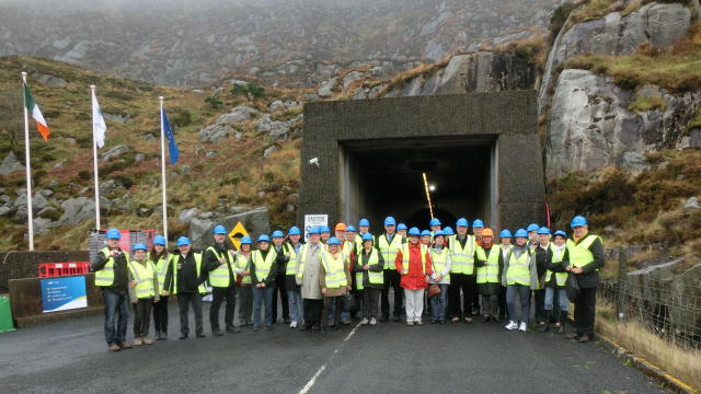 Besuch in der Partnerstadt Bray       -  Im Inneren des Turlough Hill in den Wicklow Mountains besichtigte die Würzburger Gruppe ein Pumpspeicherkraftwerk mit 40 Jahre alter Siemens-Technik aus Deutschland.