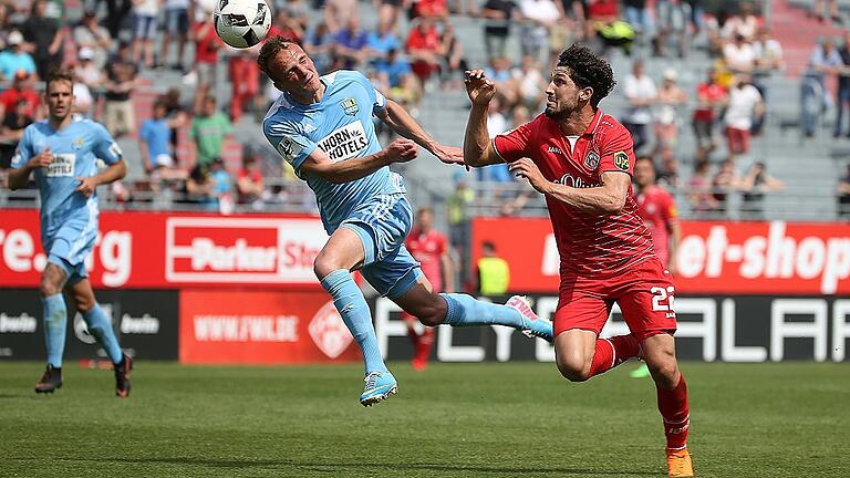 Fussball, 3. Liga, FC Würzburger Kickers - Chemnitzer FC       -  So rasant, wie es auf diesem Bild ausschaut, war die Partie der Würzburger Kickers (rechts Fabio Kaufmann) gegen den Chemnitzer FC (links Julius Reinhardt) für die Zuschauer selten.