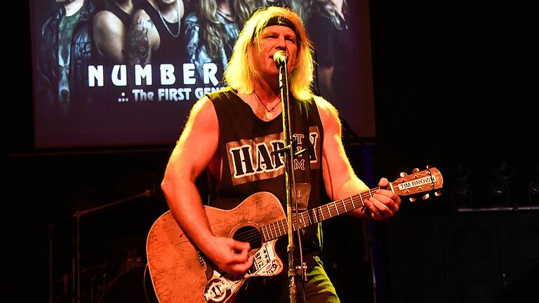 Tim Brown aus den USA heizte die Partymeute in der Stadthalle so richtig ein und setzte mit seinen Klassikern der Rockgeschichte ein erstes Ausrufezeichen.