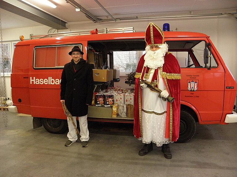 Der Hl. Nikolaus wird vom Feuerwehrkommandanten Thilo Schilder verkörpert. &quot;Ich spiele auch beim Theater mit, diese Rolle ist für mich kein Problem&quot;, stellte Schilder fest. Zu seinem Helfer Knecht Ruprecht fand sich Johannes Neumann bereit.