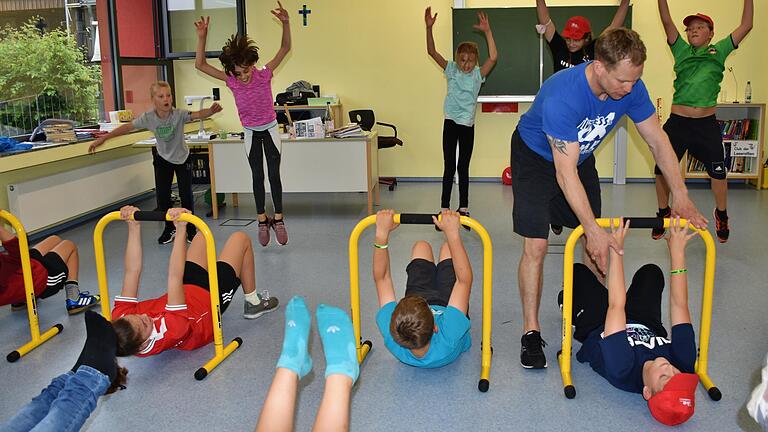 Sichtlich viel Spaß hatten die Kinder am Gesundheitstag in der Wombacher Grundschule. Sven Amend vom Lohrer Boxcamp setzte auf Kraft- und Ausdauertraining.&nbsp;