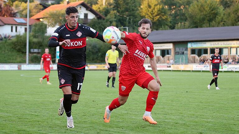 Ivan Franjic (links, im Zweikampf mit Buchbachs Tobias Heiland) spielt nach Wechselgerüchten im Sommer weiterhin für die Würzburger Kickers.