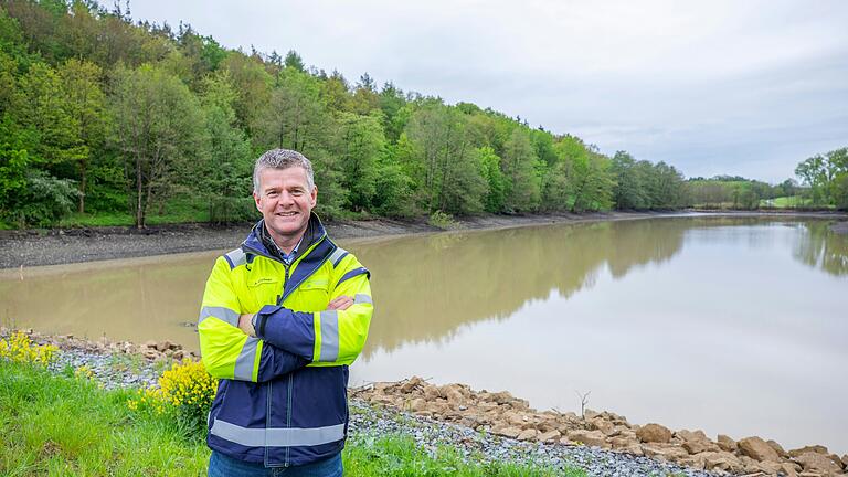 Endspurt: Andreas Kirchner, Abteilungsleiter beim Wasserwirtschaftsamt Bad Kissingen, hat die Sanierung des Ellertshäuser Sees federführend geleitet. Als letzte Maßnahme steht nun die Entschlammung des Vorsees an, dessen Wasser zum Großteil schon abgelassen wurde. Endspurt: Andreas Kirchner, Abteilungsleiter beim Wasserwirtschaftsamt Bad Kissingen, hat die Sanierung des Ellertshäuser Sees federführend geleitet. Als letzte Maßnahme steht nun die Entschlammung des Vorsees an, dessen Wasser zum Großteil schon abgelassen wurde. 