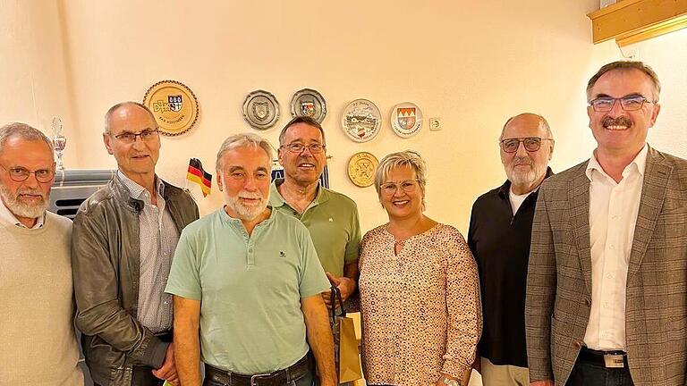 Unser Foto zeigt (von links) das neue Ehrenmitglied Erwin Kiesel, Jochen Kreuzer, Thomas Hofmann, Manfred Kiesel, Anita Hofmann, Georg Troppmann und Bürgermeister Harald Hofmann.       -  Unser Foto zeigt (von links) das neue Ehrenmitglied Erwin Kiesel, Jochen Kreuzer, Thomas Hofmann, Manfred Kiesel, Anita Hofmann, Georg Troppmann und Bürgermeister Harald Hofmann.