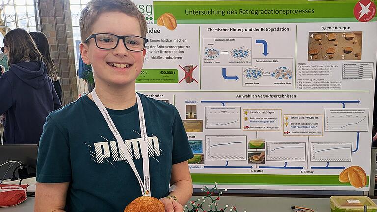 Jugend forscht in Bad Kissingen 2025 - Yannick Arnold, Gymnasiast aus Hösbach (Aschaffenburg), war Juniorsieger in der Kategorie Chemie mit seiner Untersuchung des Retrogradationsprozesses bei Brötchen. Jugend forscht in Bad Kissingen 2025 - Yannick Arnold, Gymnasiast aus Hösbach (Aschaffenburg), war Juniorsieger in der Kategorie Chemie mit seiner Untersuchung des Retrogradationsprozesses bei Brötchen.