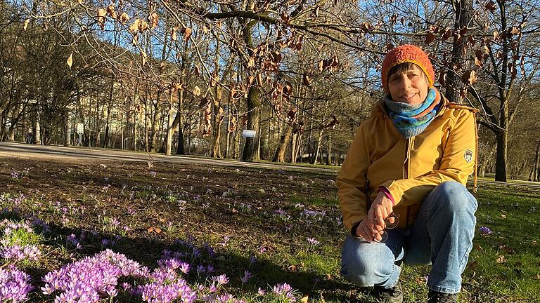 Anja Müller posiert im Kurpark neben den ersten Krokussen. - Anja Müller posiert im Kurpark neben den ersten Krokussen. Anja Müller posiert im Kurpark neben den ersten Krokussen. - Anja Müller posiert im Kurpark neben den ersten Krokussen.