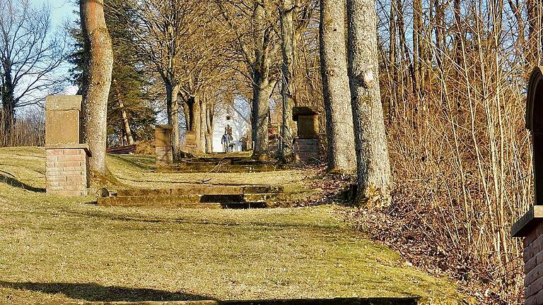 Kreuzweg noch im Winterkleid       -  Noch ist der Kreuzweg zum Herrgottsberg in Rieneck in tristen Winterfarben gehalten. Aber kalendarisch ist ja immer noch Winter. Trotzdem hat der Spaziergang zur Kreuzkapelle einen besonderen Reiz.