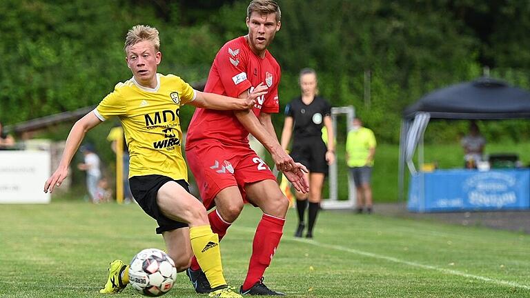 Björn Schönwiesner (rechts) feierte gegen den FC Thulba (links David Betz) sein Pflichtspieldebüt für den TSV Aubstadt und erzielte dabei auch gleich seinen ersten Treffer.