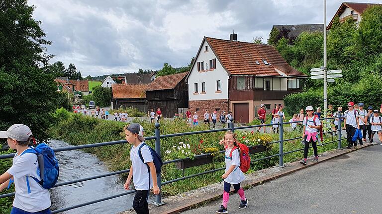 Die Teilnehmer vom Sportcamp bei der Wanderung über den „Achtelsberg“ und durch Windheim.