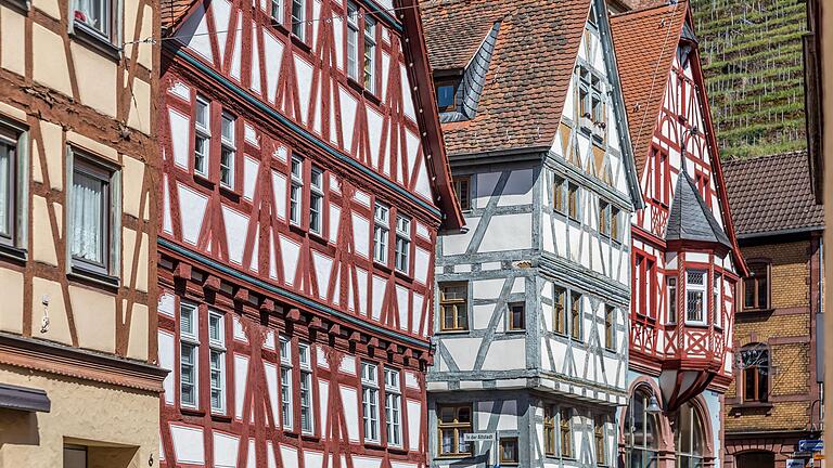 Schließlich wandert man auf dem Sonnenweg mit einmaligem Weitblick auf das Maintal, bevor es schließlich durch die Gässchen der Altstadt wieder zurück zum Aussichtspunkt zurückgeht. Fachwerkhäuser prägen die Stadt.