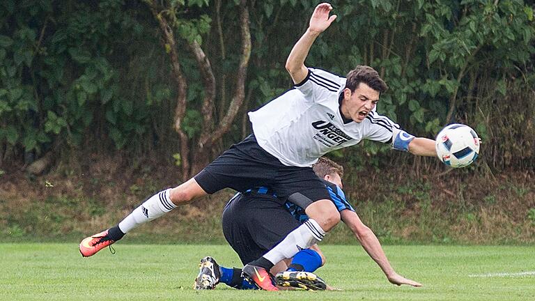 Bekommt bis heute viel 'auf die Socken': Johannes Räth (vorne), hier bei einem Spiel im Jahr 2016.&nbsp;