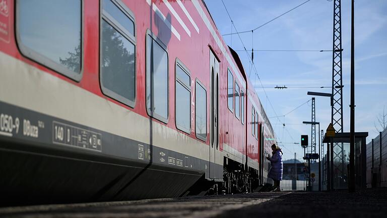 Völlig ausgerastet: Eine junge Frau im Zug bei Lauda-Königshofen. (Symbolbild)