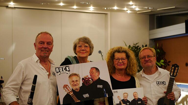 Cornelia Borowski (Mitte links) und Dr. Karin Ott mit dem Rock-Tales Duo Richard Rossbach (links) und Jürgen Rau (rechts). - Cornelia Borowski (Mitte links) und Dr. Karin Ott mit dem Rock-Tales Duo Richard Rossbach (links) und Jürgen Rau (rechts). Cornelia Borowski (Mitte links) und Dr. Karin Ott mit dem Rock-Tales Duo Richard Rossbach (links) und Jürgen Rau (rechts). - Cornelia Borowski (Mitte links) und Dr. Karin Ott mit dem Rock-Tales Duo Richard Rossbach (links) und Jürgen Rau (rechts).
